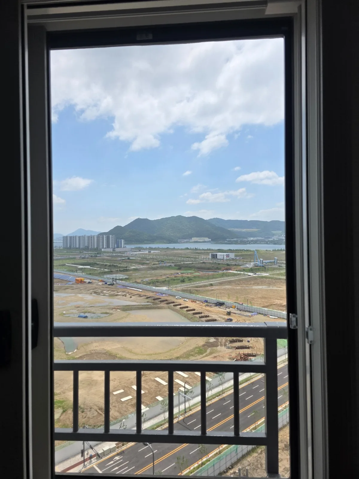 부산 에코델타더베르힐 블랙스텐망 0.14 교체 후 외부 시야