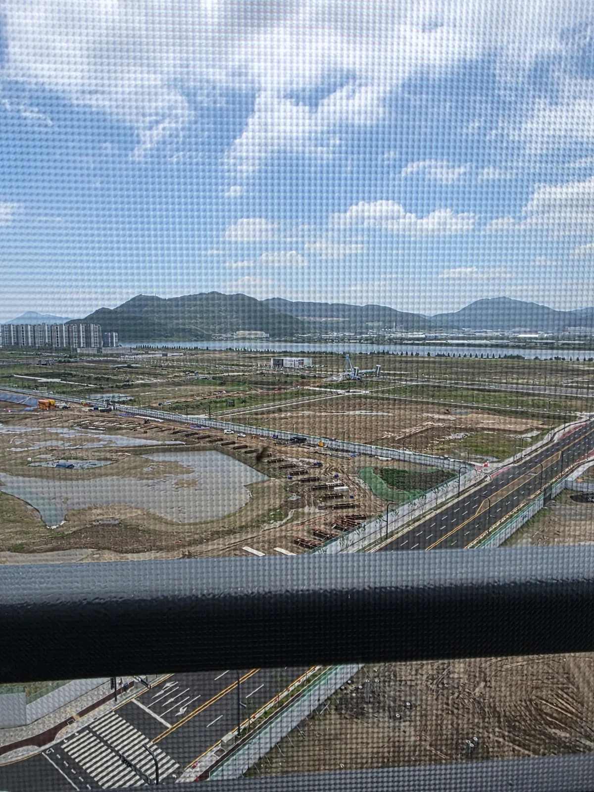 블랙스텐망 0.14 설치 후 망과 외부 풍경