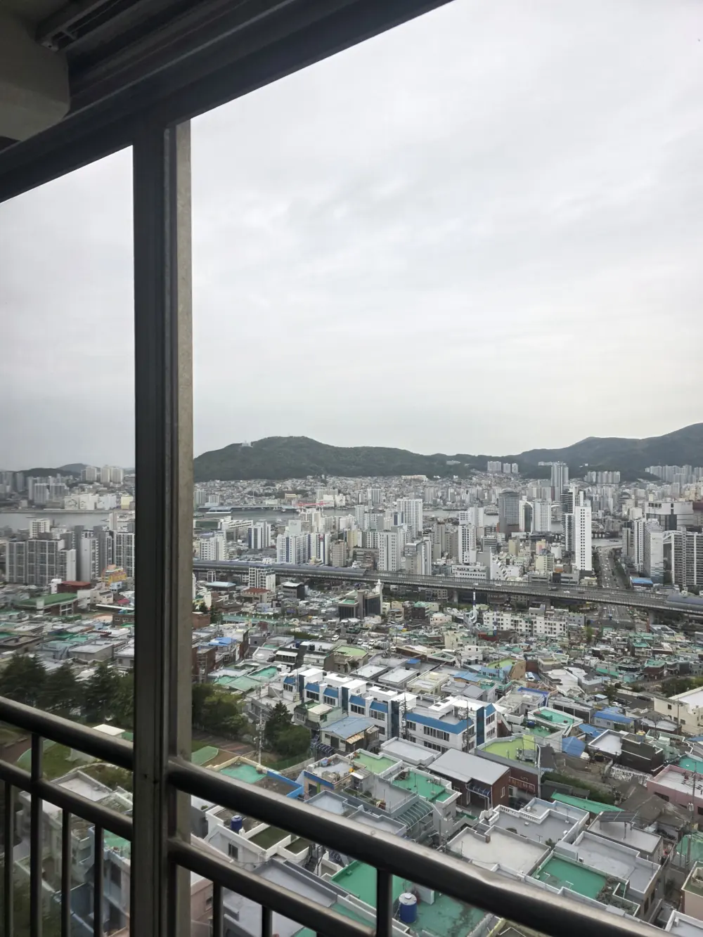 부산 영도 유림아파트 베란다 창에 설치한 미세방충망