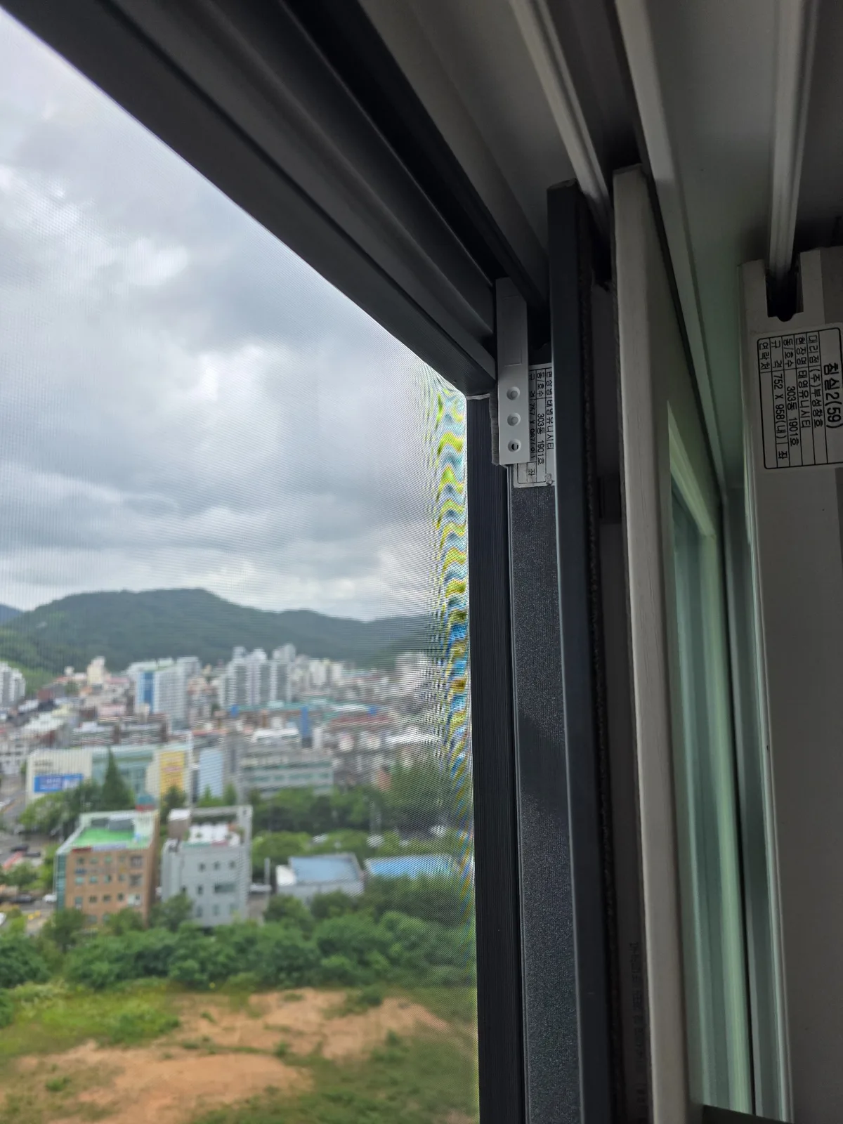창원 중동 유니시티3단지 방충망틀 상단 코너캡 시공 부분