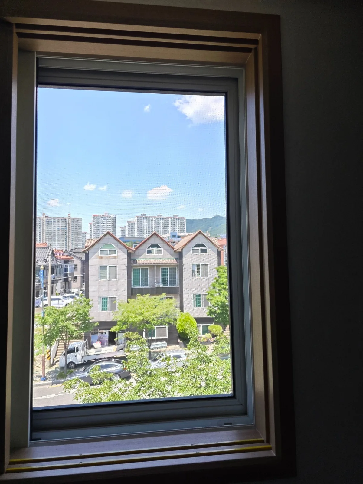창원 성산구 2층 주택 창틀에 장착한 블랙스텐망 방충망