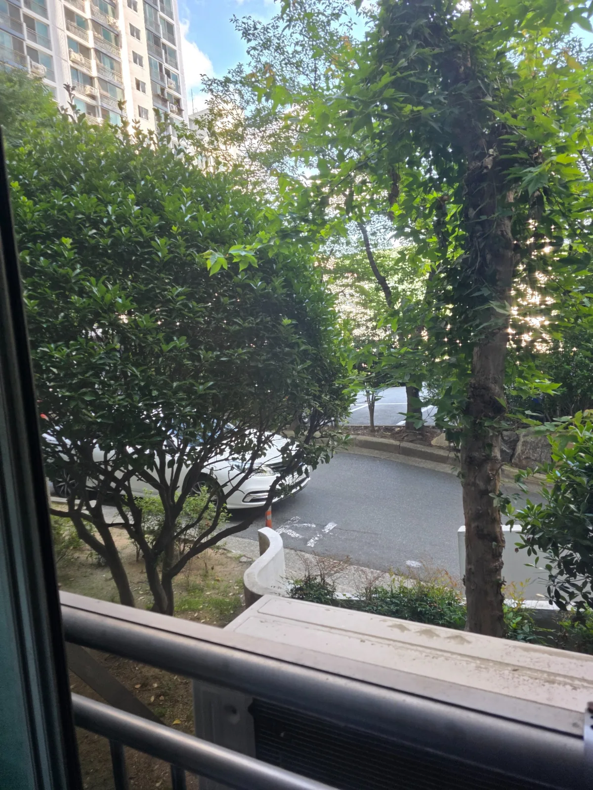 김해 어방화인아파트 미세방충망 설치 후 외부 화단 시야