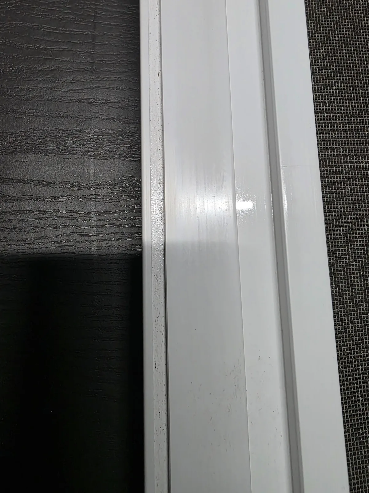 에탄올 세정제와 마른 걸레로 청소한 방충망 틀