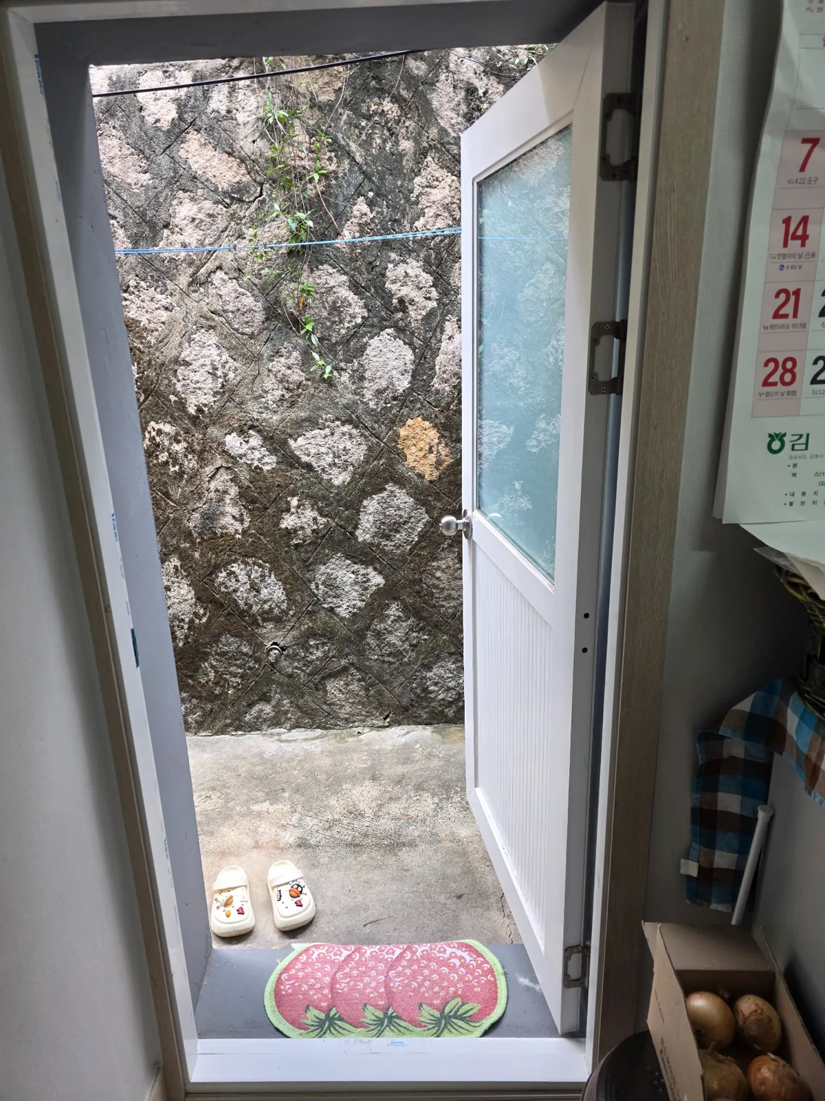 현관롤방충망 설치 전 김해 내동 주택의 열린 출입문