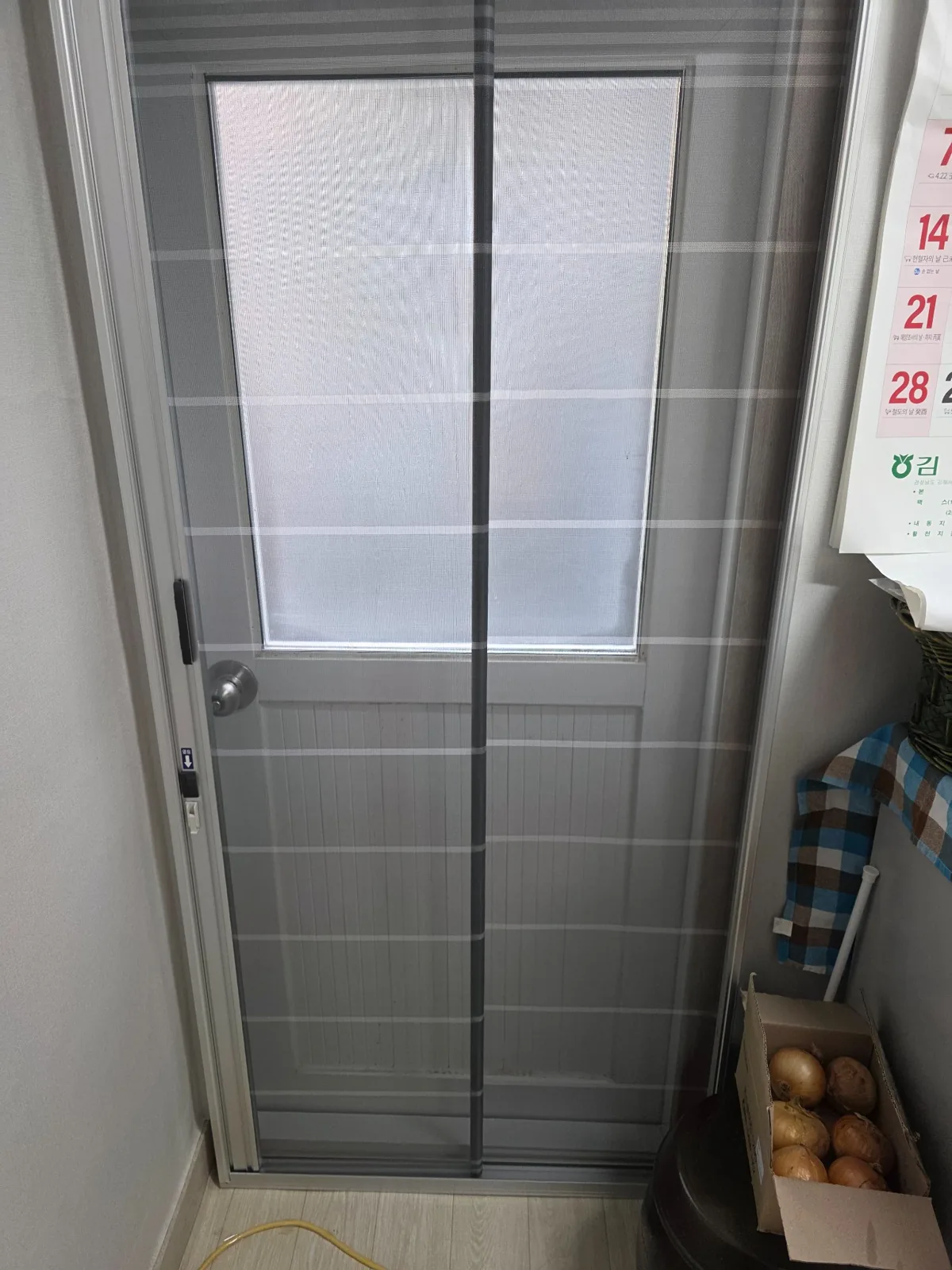 기존 출입문을 닫은 상태의 김해 내동 주택 실버 현관롤방충망