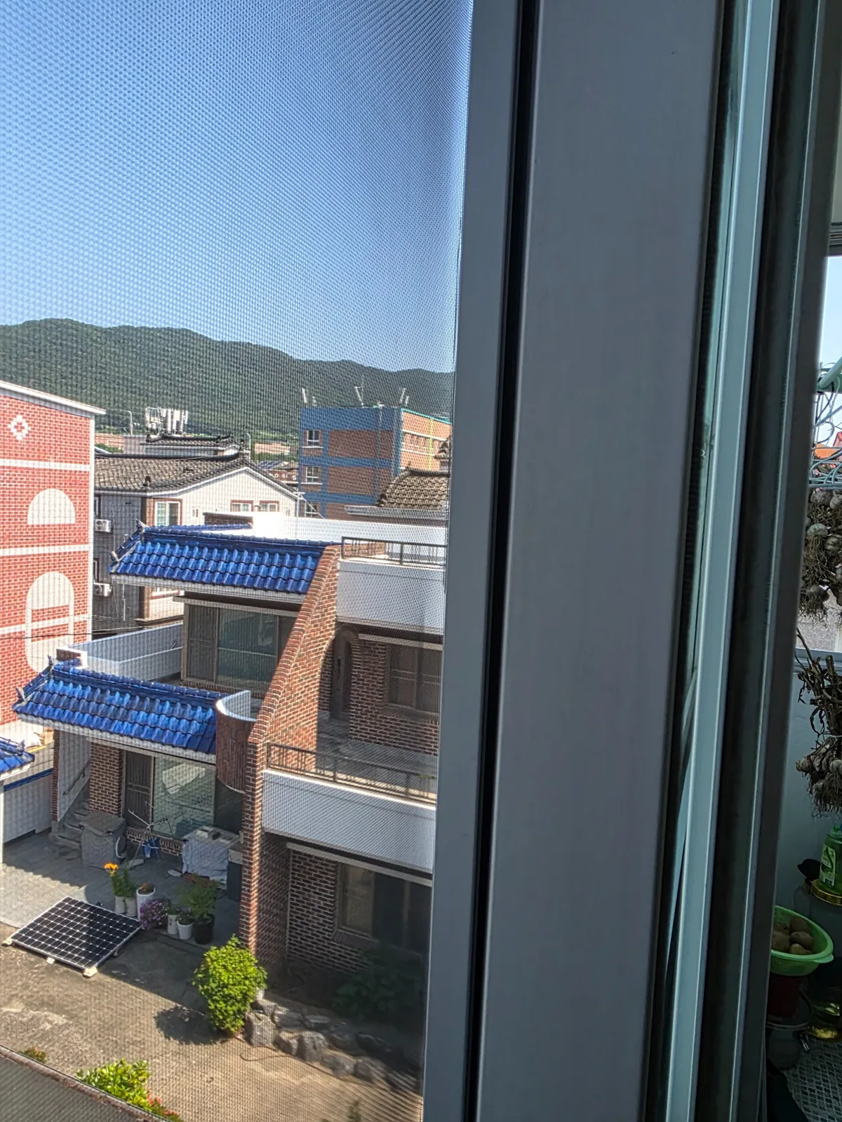 김해 외동 빌라 창문에 장착한 새 알루미늄 방충망 틀
