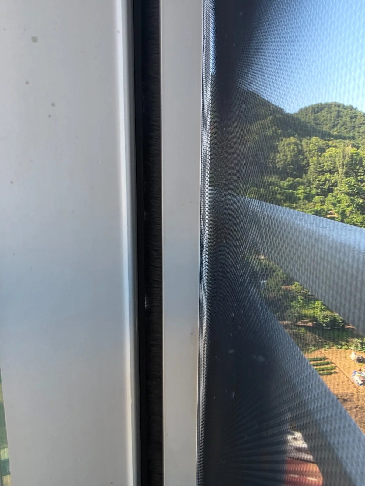 김해 율하 서희스타힐스 모헤어 교체 후 창틀 틈새 확인