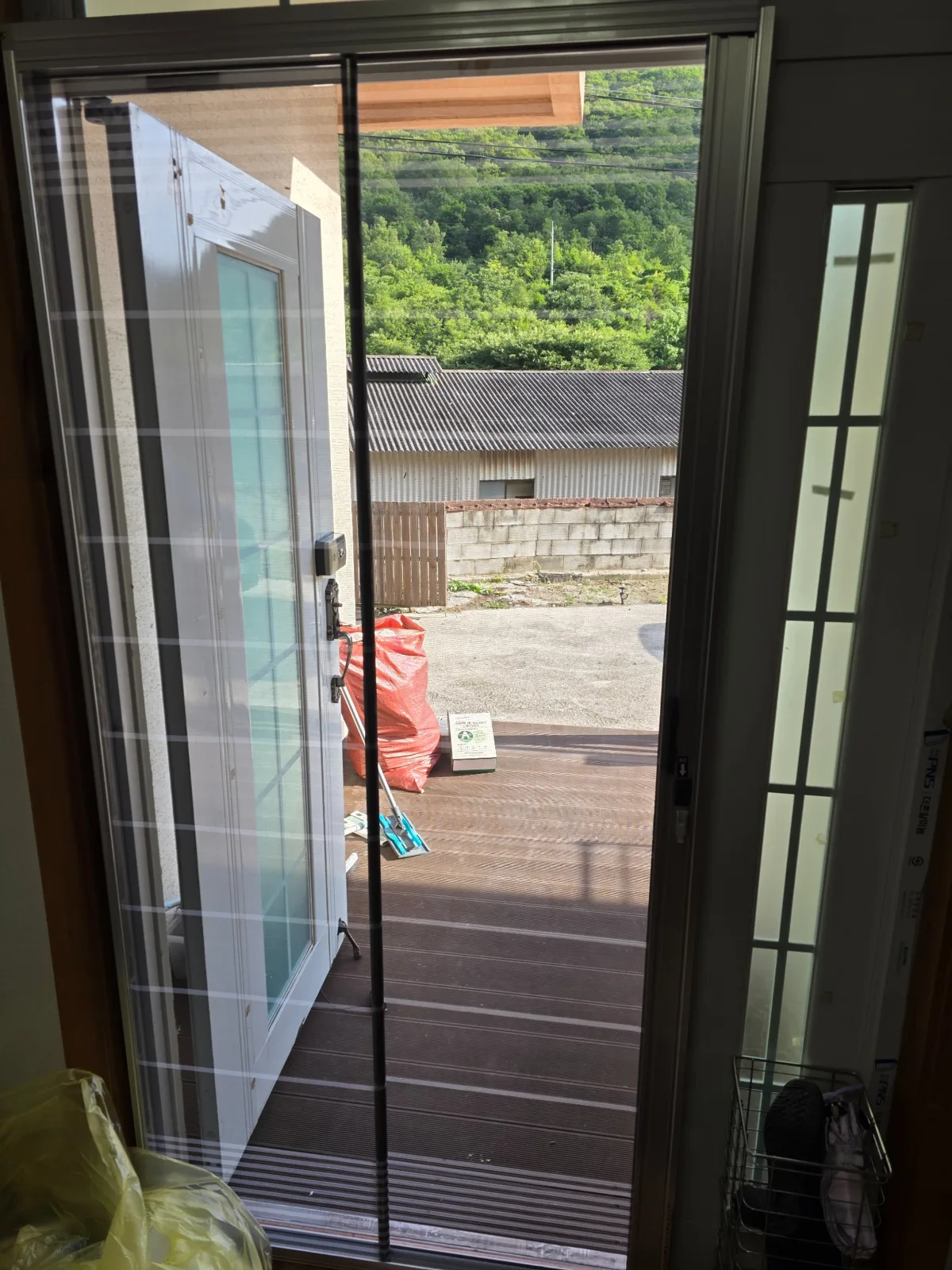 양산 원동면 전원주택 실내에서 본 앞문 실버 현관롤방충망