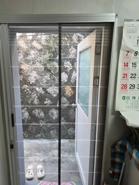 김해 내동 주택 실버 현관롤방충망 신규 설치 완료