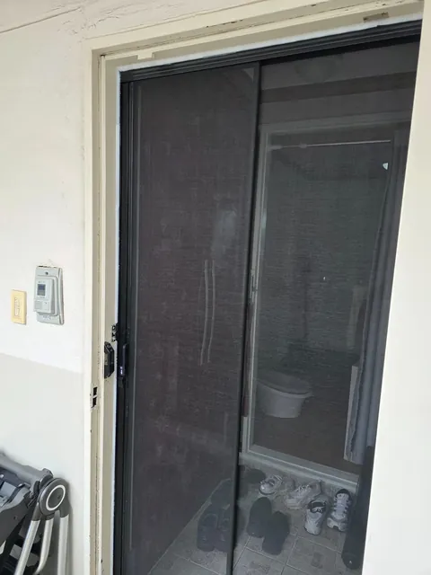 김해 삼방동 국제쇼핑타운 올블랙 현관방충망 시공 완료
