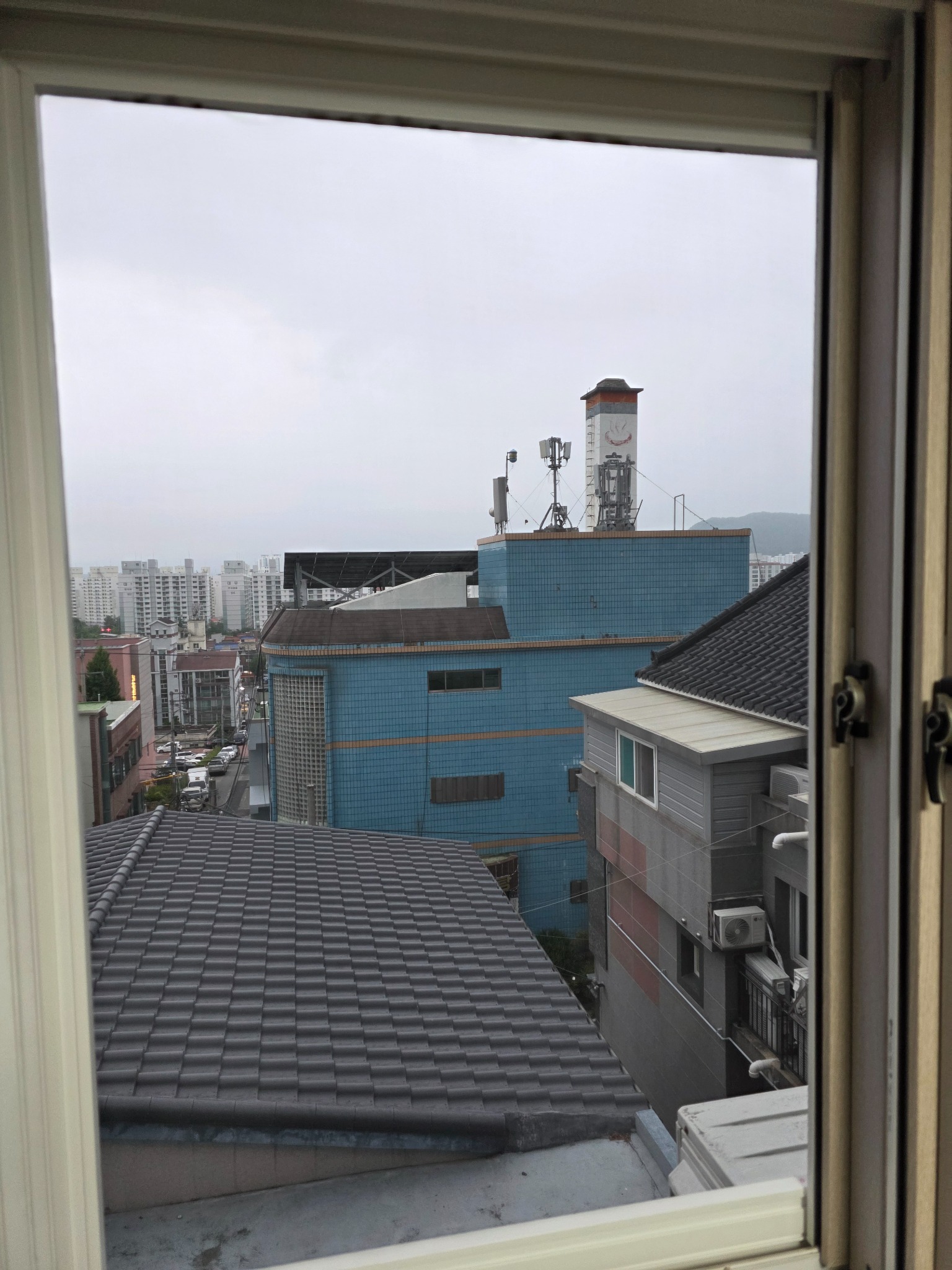 김해 내동 빌라 창문에 설치 완료한 하이샤시 방충망 틀 전체 모습