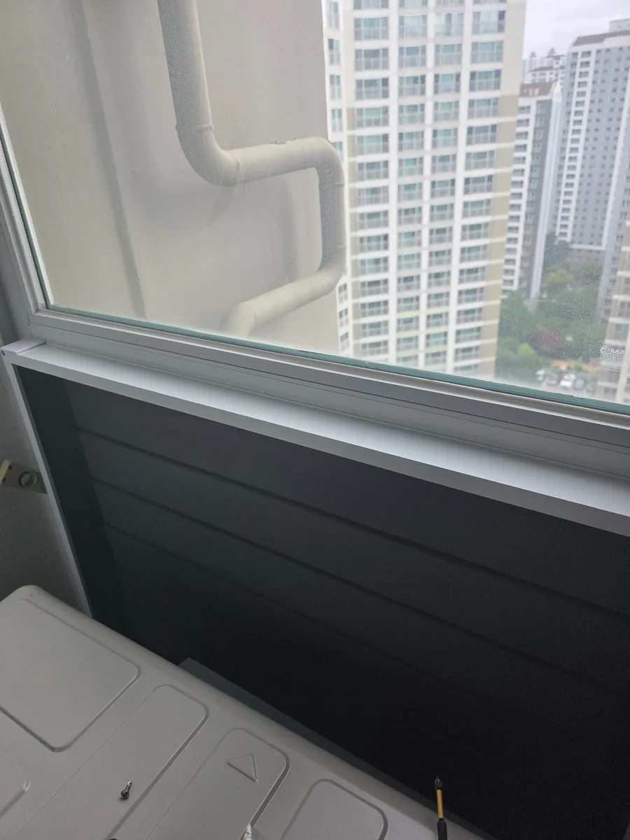 구멍 나고 노후된 기존 실외기실 루버방충망